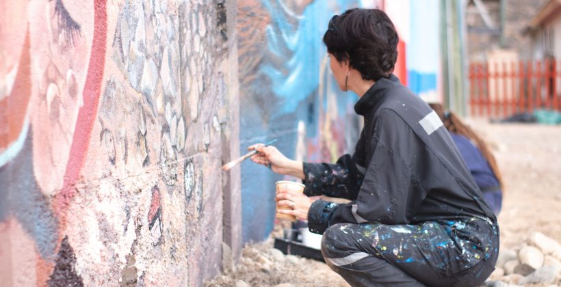 Ciencia, arte y la comunidad se unieron en Chungungo para crear un mural que refleja su historia y biodiversidad